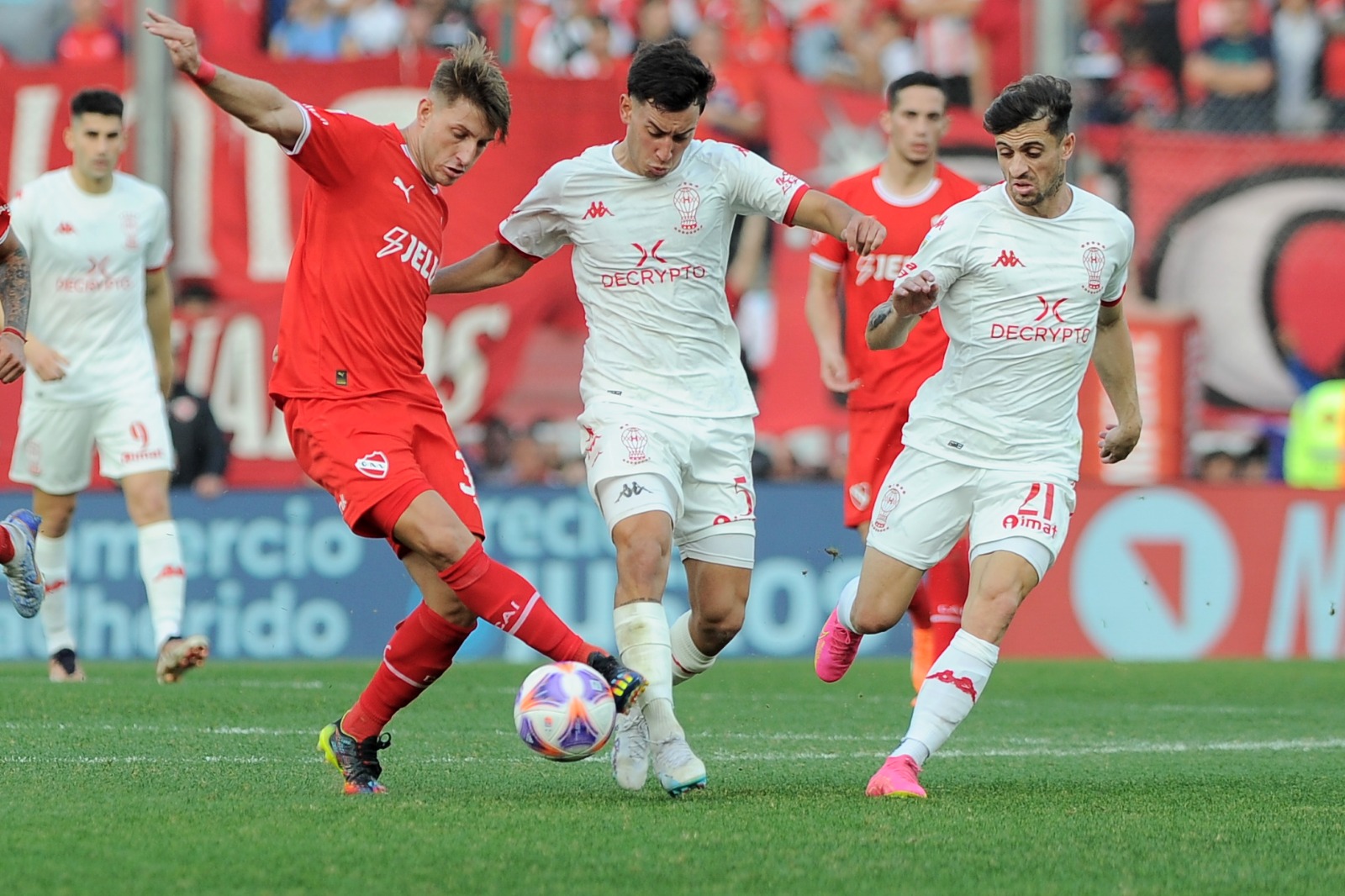 Independiente y Huracán se enfrentan en cruce de necesitados para mantenerse en Primera