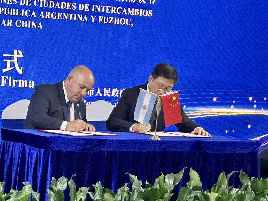 En un evento con referentes de todo el mundo, Sastre firmó un convenio de cooperación entre Puerto Madryn y la ciudad Fuzhou de China