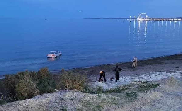 Puerto Madryn: Estacionó mal su auto, cayó por una pendiente y terminó en el mar