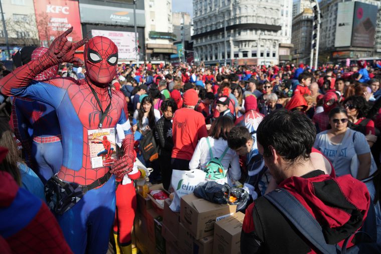 Spiderman copó el Obelisco: Buenos Aires rompió el récord mundial de disfrazados del Hombre Araña