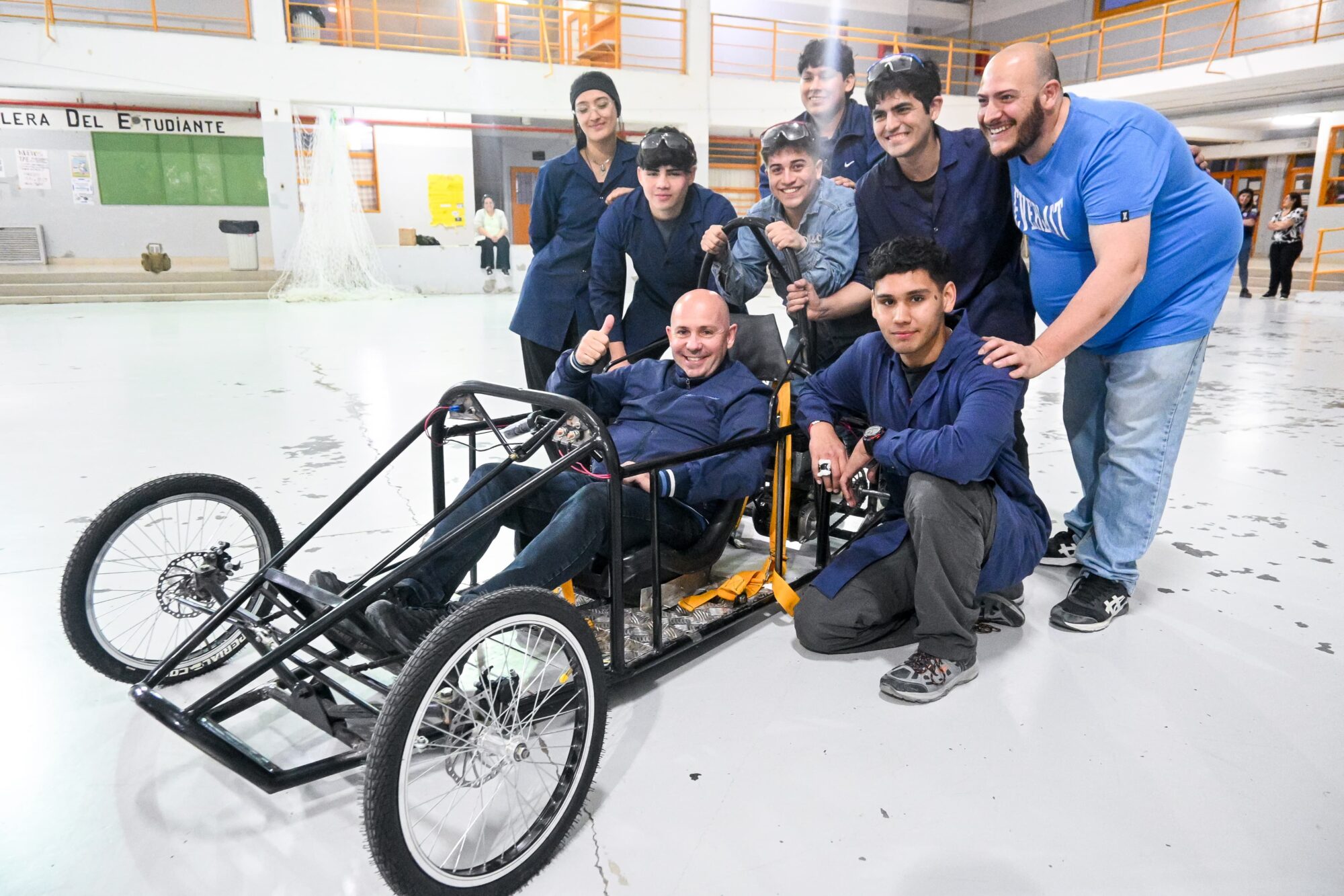 Sastre le ratificó su acompañamiento a los alumnos de la Escuela Politécnica que están construyendo un auto eléctrico