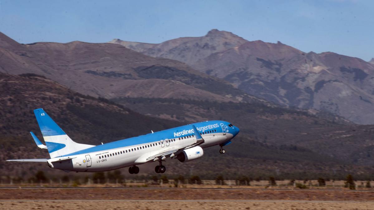 Fin de semana extra large: Aerolíneas Argentinas transportará más de 242 mil pasajeros y entre los principales destinos está Madryn, Trelew y Comodoro