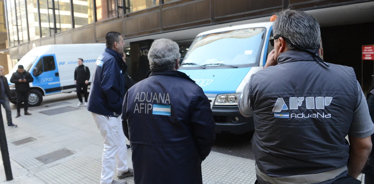 Dólar blue imparable: El Gobierno asegura que desbarató “la mayor cueva de la city porteña”