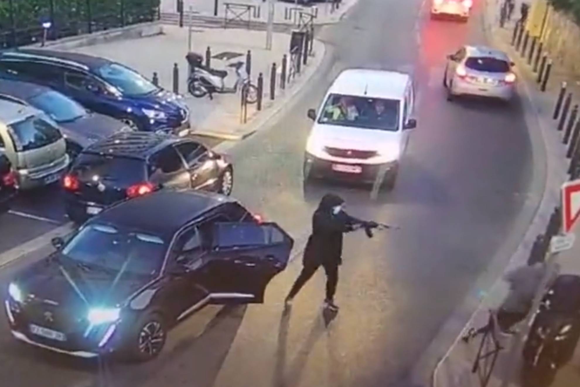 Impactante ajuste de cuentas en Marsella: Un hombre asesinó a tiros a dos personas con una AK-47