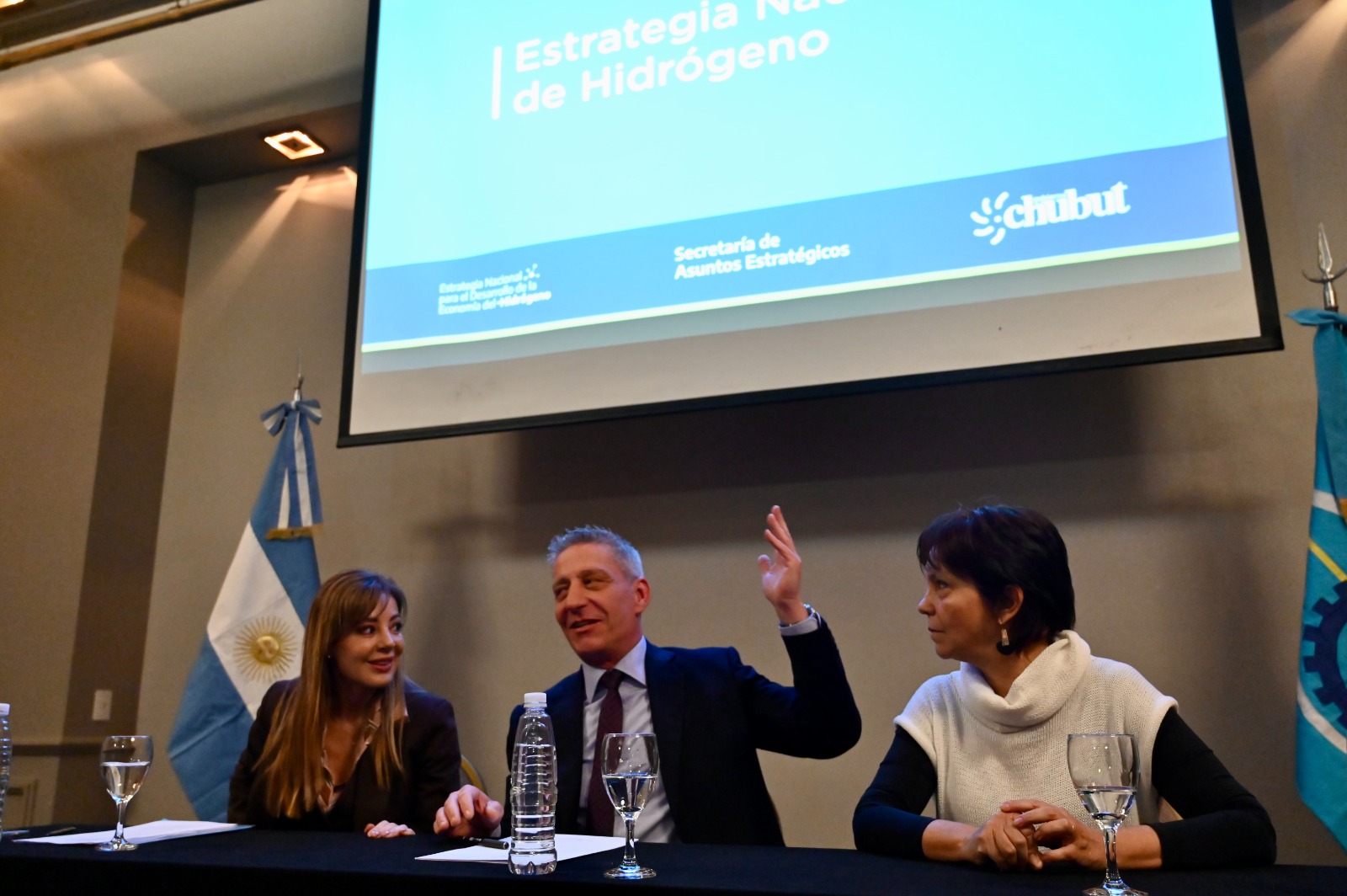 Arcioni presentó junto Marcó del Pont y Royón, la Estrategia Nacional para el Desarrollo de la Economía del Hidrógeno