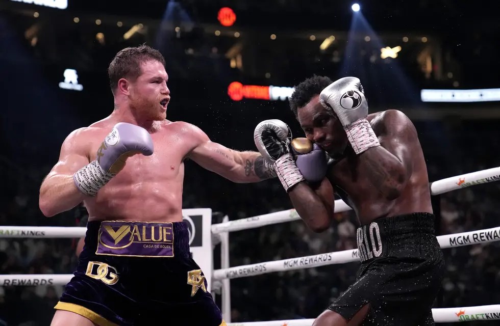 Canelo Álvarez venció a Jermell Charlo y retuvo sus cuatro títulos de peso supermediano