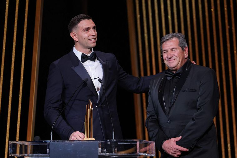 Dibu Martínez ganó el premio al mejor arquero y dijo que “es un mimo en mi carrera”