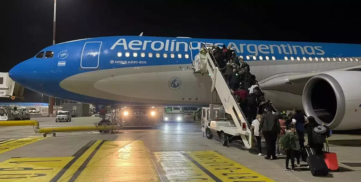 Guerra en Gaza: Partió el tercer vuelo de Aerolíneas Argentinas en busca de repatriados