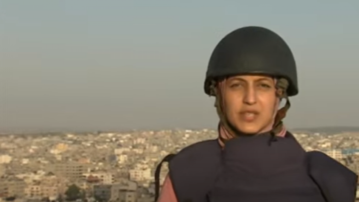 Momento de alta tensión: Una reportera de Al Jazeera fue sorprendida mientras transmitía en vivo tras un ataque de Israel a un edificio
