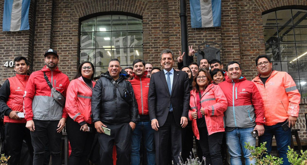 Massa analizó con trabajadores de plataformas de delivery medidas para mejorar la actividad