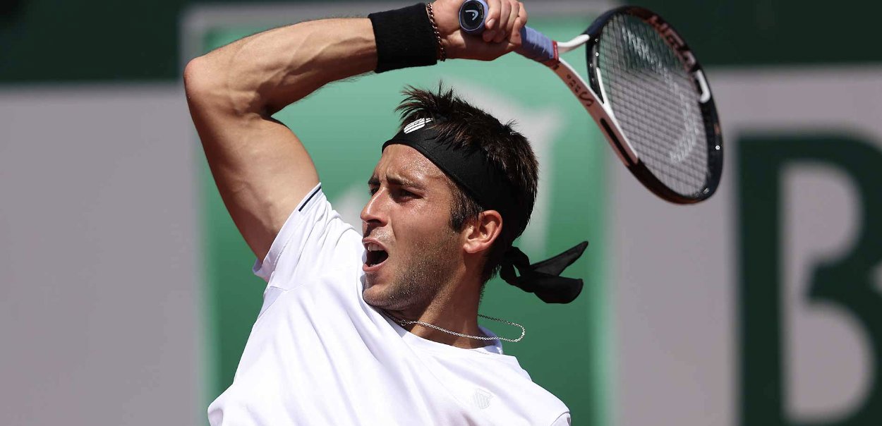 Etcheverry ganó en el debut del Masters 1000 de París y se enfrentará a Djokovic en la segunda ronda