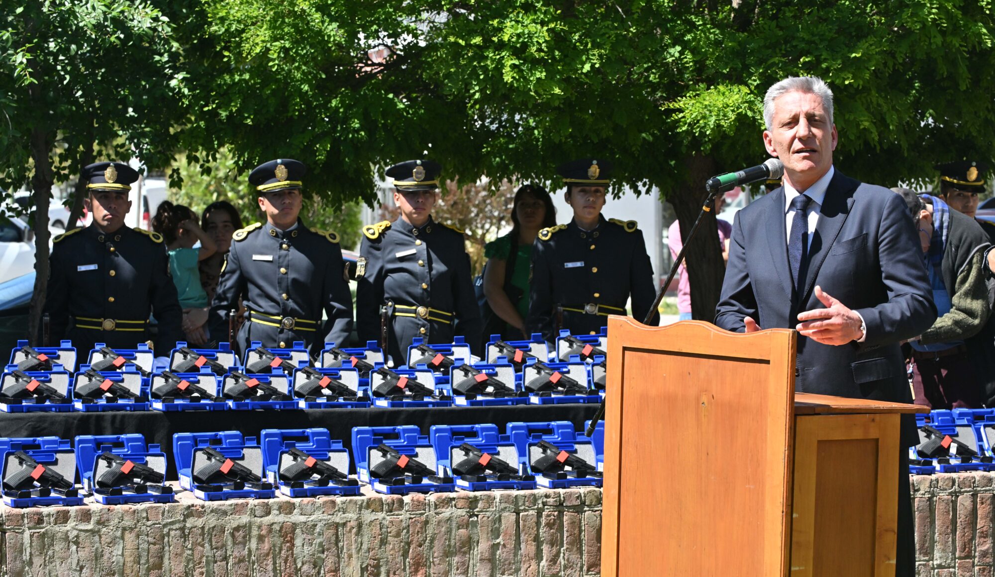 Arcioni entregó 86 cámaras de videovigilancia y más de 300 armas de fuego a la Policía del Chubut y dijo que “hemos hecho una inversión histórica en la institución”