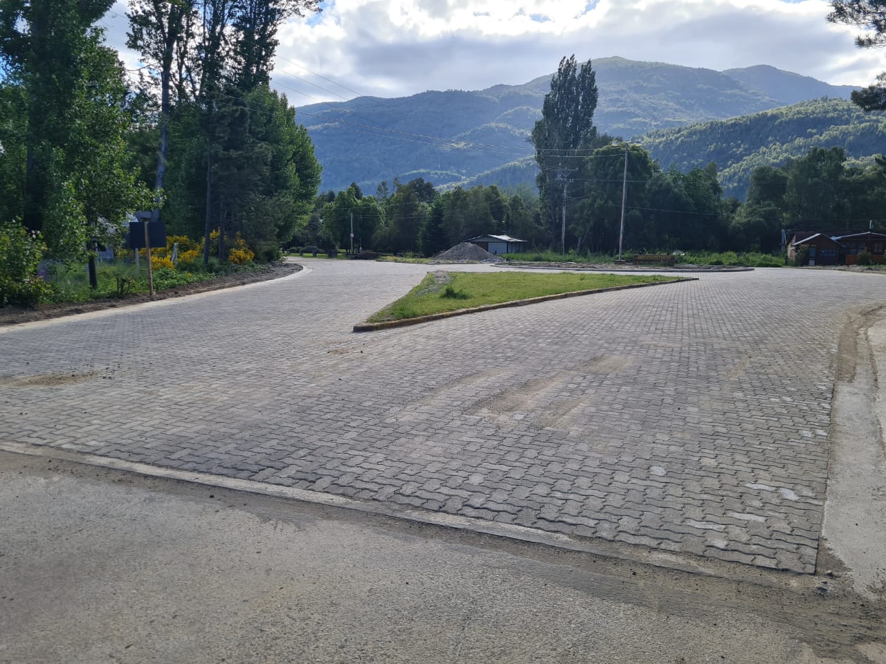 Provincia finalizó la renovación de la rotonda de acceso a Lago Puelo