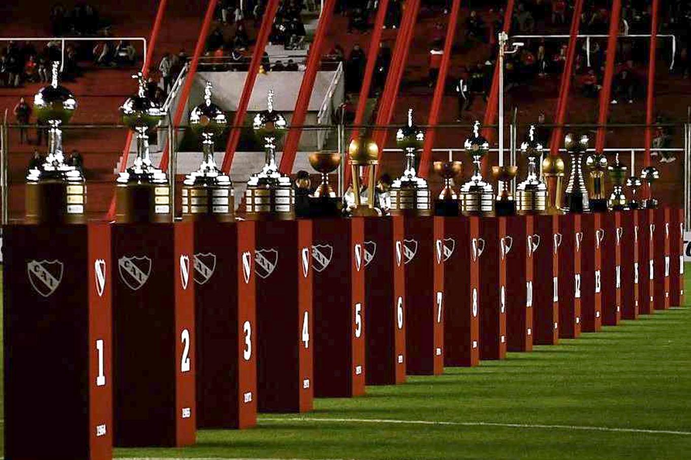 La chicana de Independiente a Boca: Antes del partido, exhibieron las siete Copa Libertadores