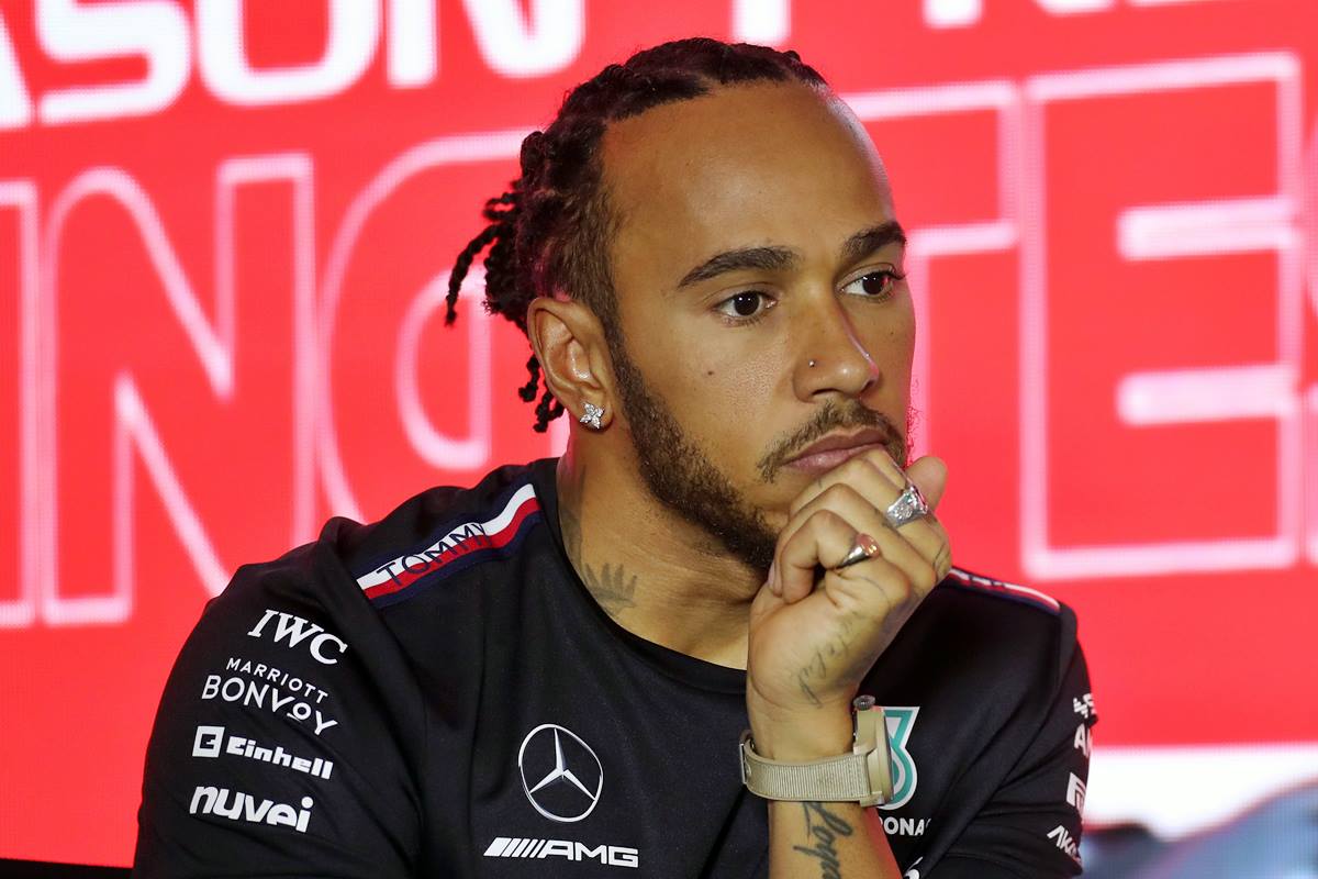 Lewis Hamilton considera que Mercedes tendrá “una gran presión” en 2024
