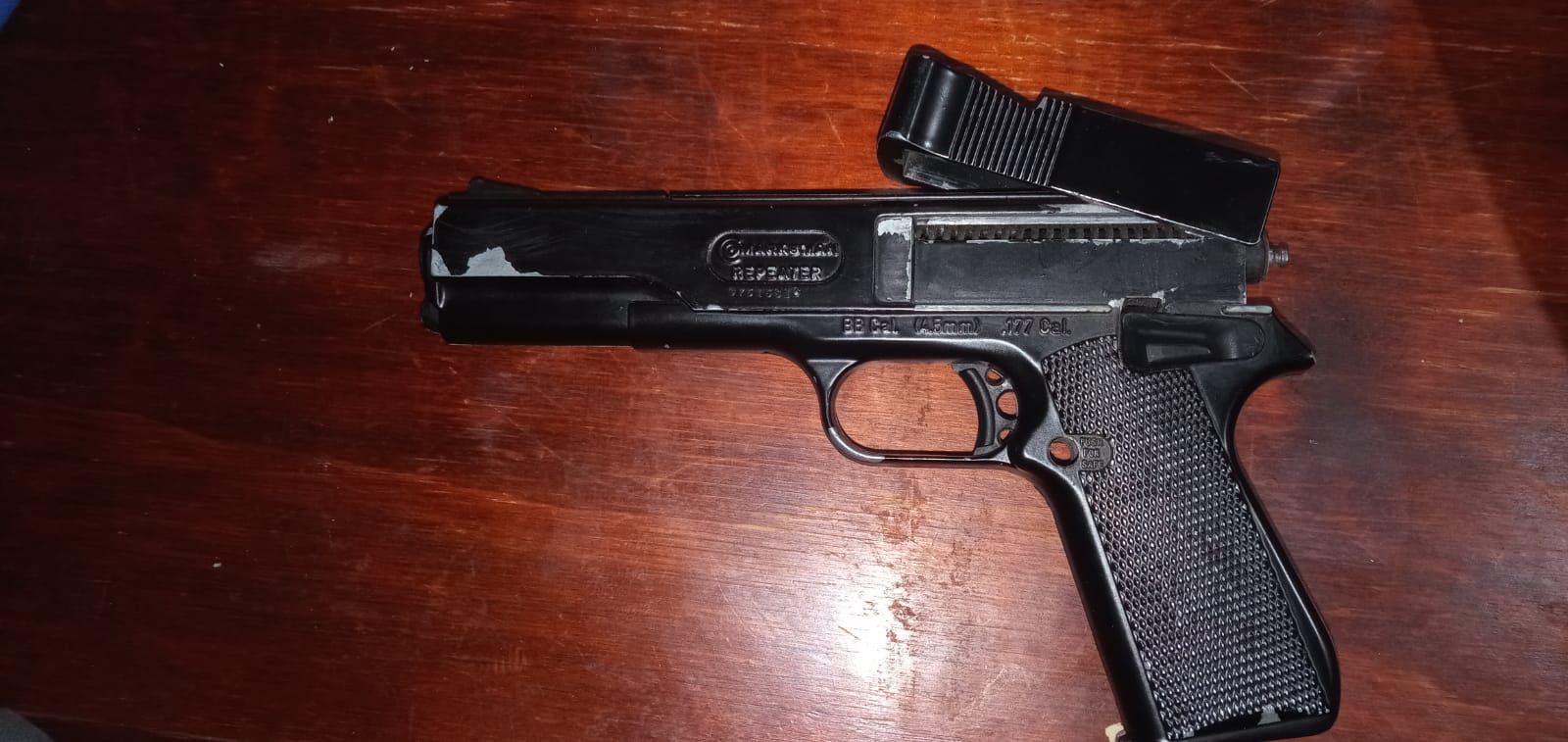 Rawson: Le allanaron su casa por otro delito que investigaban y le encontraron un arma de fuego