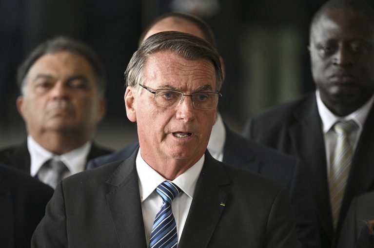 Bolsonaro prepara una comitiva de 20 personas para ir a la asunción de Milei como presidente