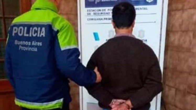 Brutal intento de femicidio: Se escondió detrás de un árbol para emboscar a su ex y le disparó en el ojo