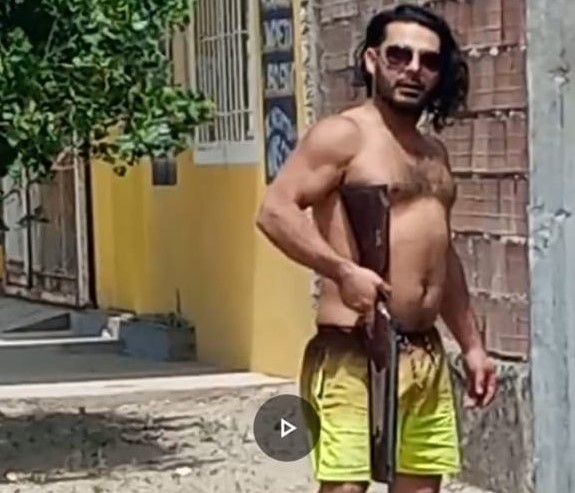 Por el canto de un gallo, tiró ladrillazos a los vecinos y los amenazó con una escopeta en mano: “Los voy a matar a todos”