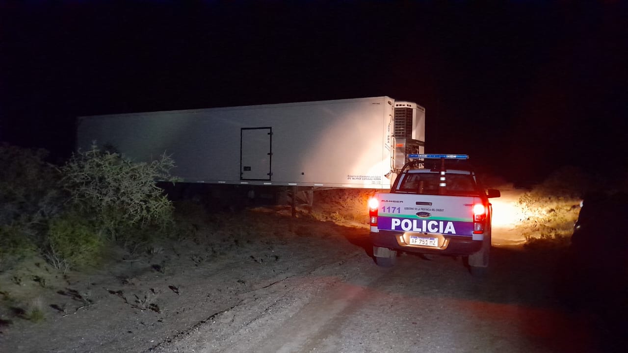Falso robo de un camión de langostinos: Encontraron el semirremolque a 150 kilómetros de Camarones