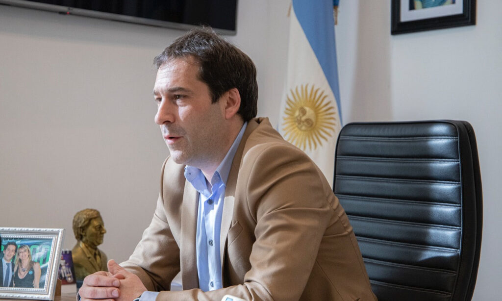 Luque dijo que “cuando se privatizó YPF, Comodoro pasó a ser un pueblo fantasma” y “es grave quedarnos sin una empresa que ocupa miles de puestos de trabajo”