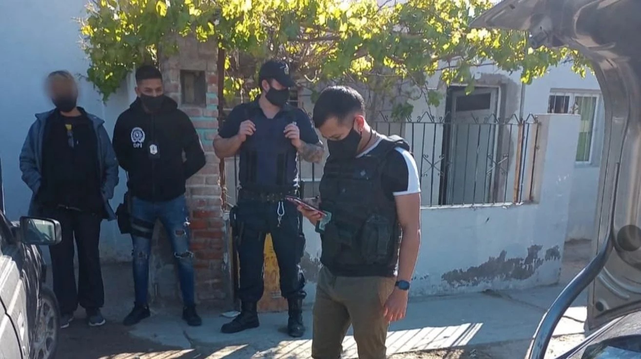Madryn: Se quisieron hacer pasar por policías para entrar a una casa y fueron detenidos por la dueña de la vivienda y vecinos del barrio