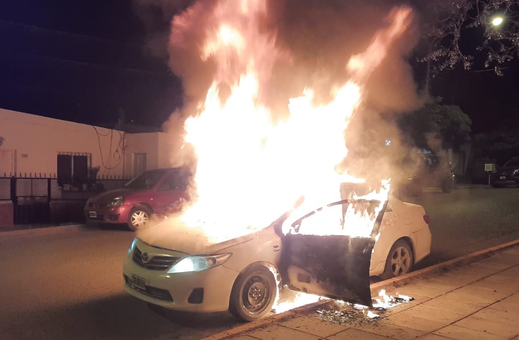 Insólito hecho en Madryn: Un auto se prendió fuego frente a la Comisaría, intentaron apagarlo, cayo por una pendiente y terminó chocando contra un boulevard  