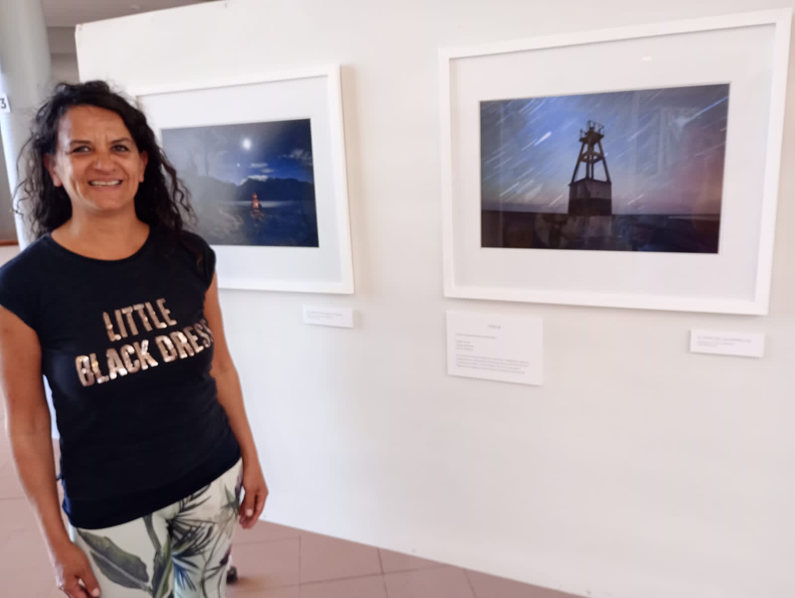 La fotógrafa Paula Hazembiler donó tres de sus obras para el Centro Astronómico de Trelew