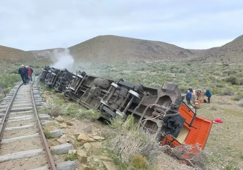 Descarriló el histórico tren La Trochita en Río Negro: cuatro turistas resultaron heridos