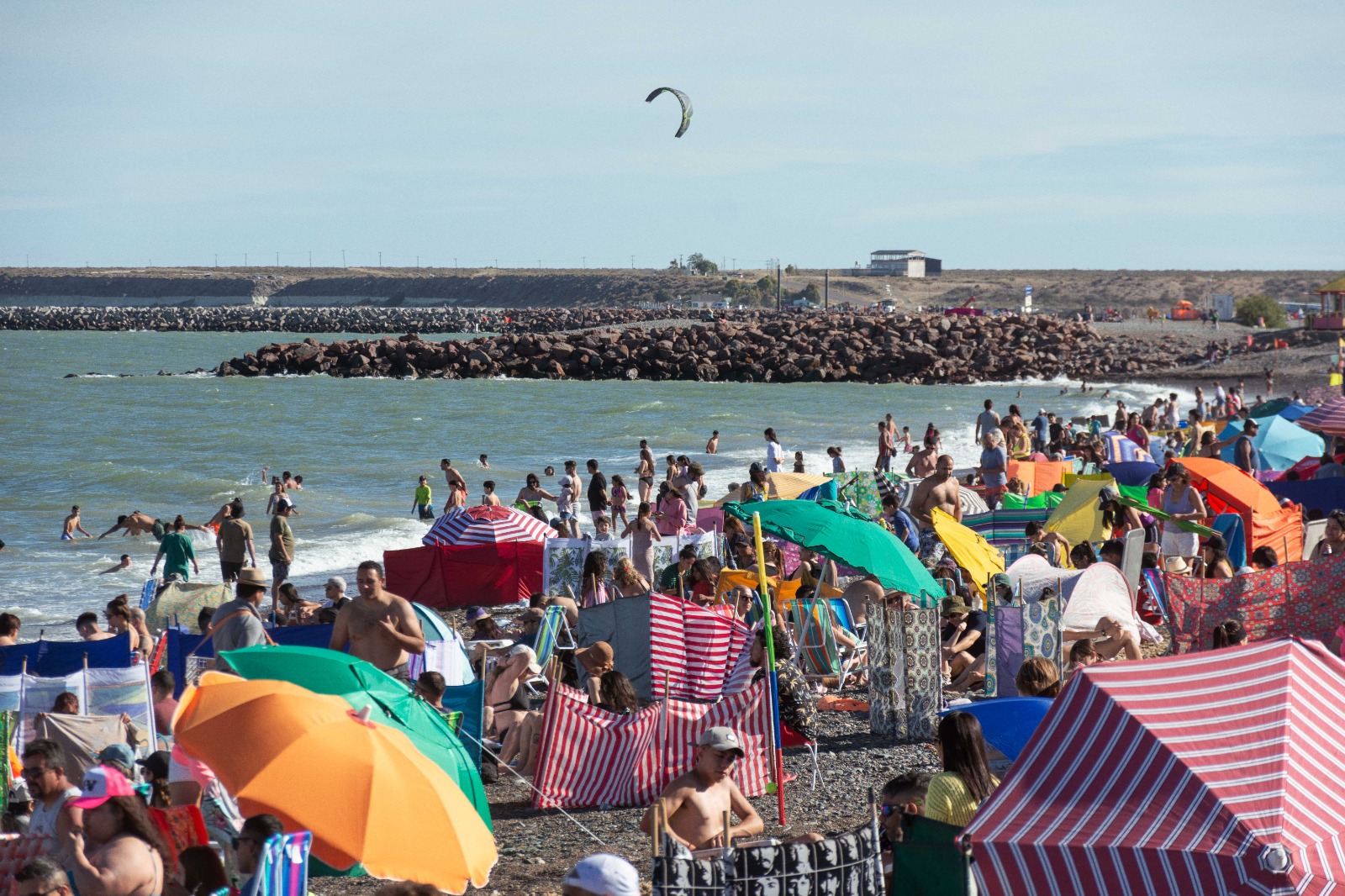 Guardavidas destacaron la masiva concurrencia de gente a la costa de Playa Unión durante el fin de semana