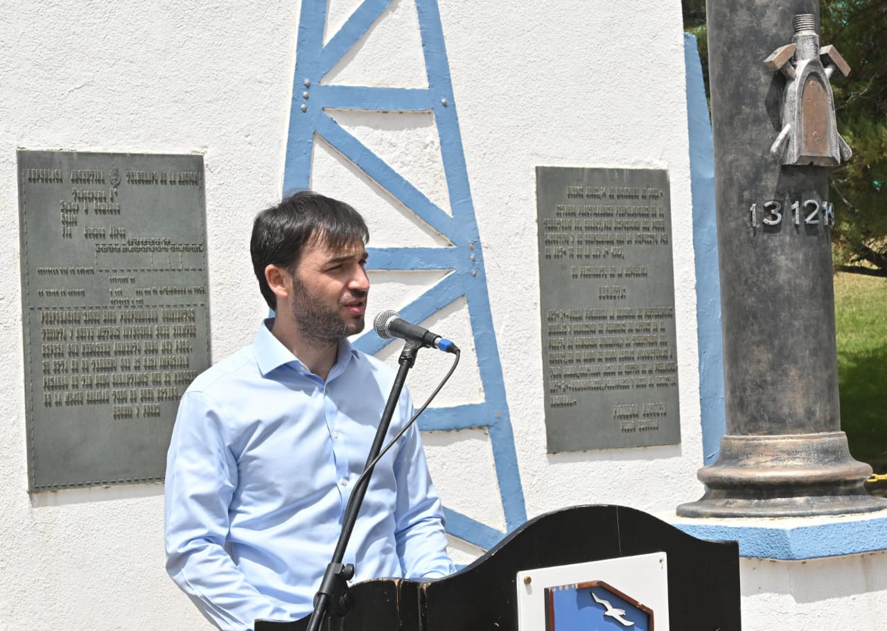 Torres en el acto por el Día Nacional del Petróleo: “Debemos defender juntos nuestros recursos”