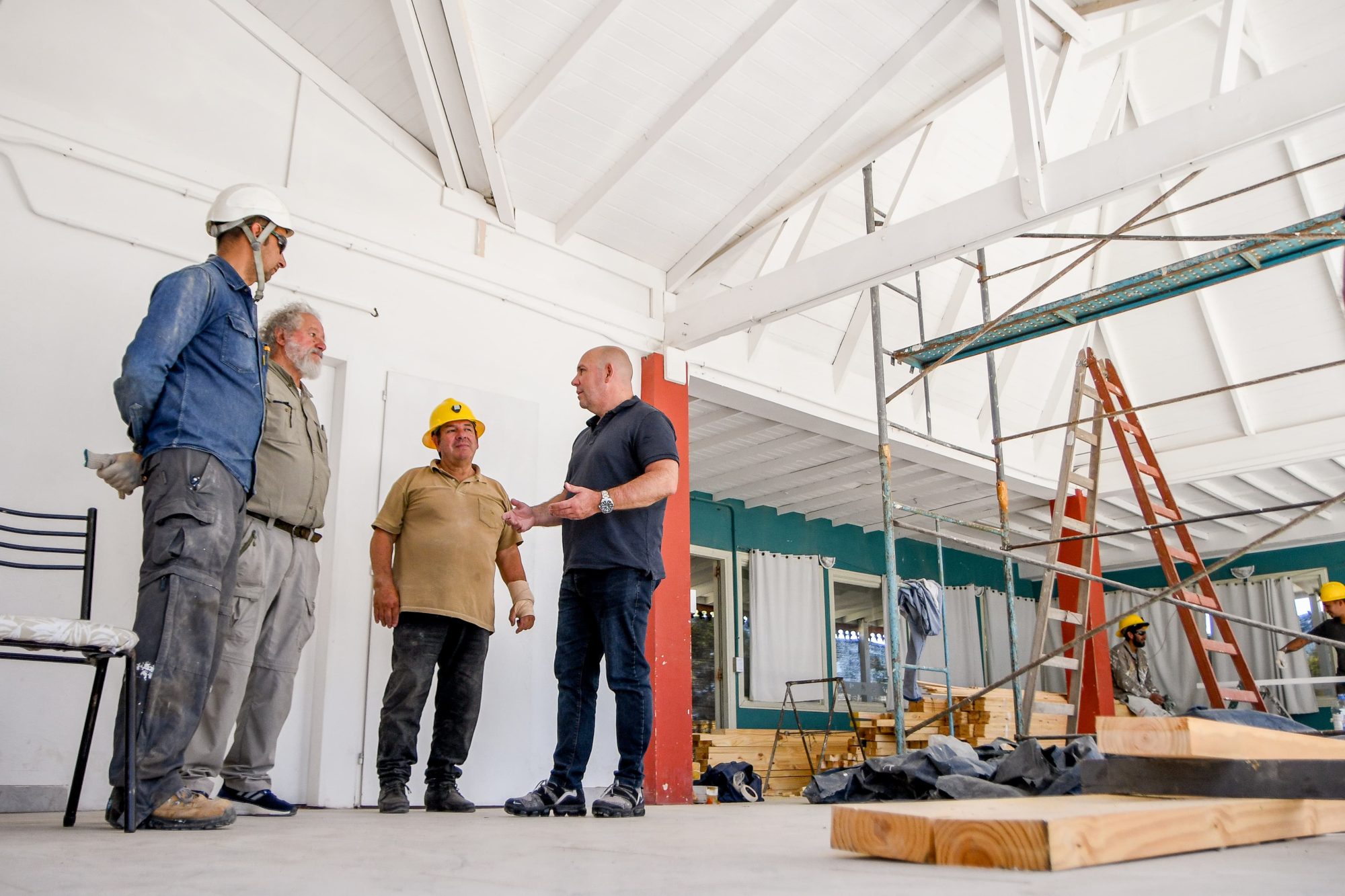 Sastre recorrió las obras que se realizan para reconstruir el Parador Municipal