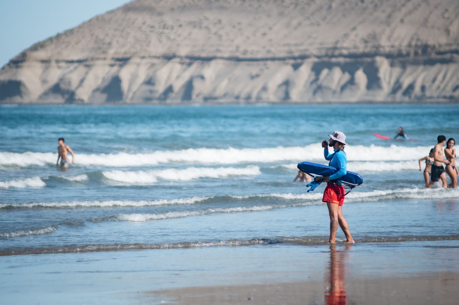 Rada Tilly inició la temporada de verano con más guardavidas en la costa