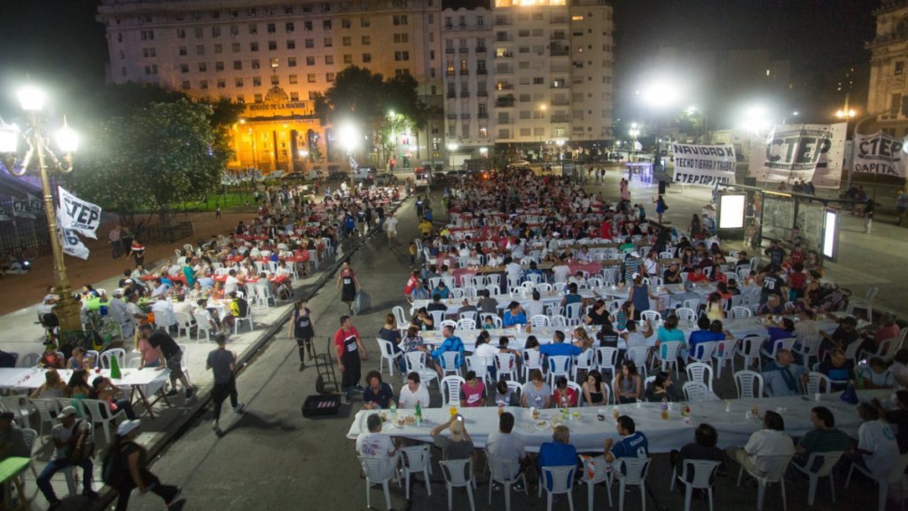 Organizaciones sociales ofrecerán una cena solidaria en la Plaza Congreso por la Nochebuena
