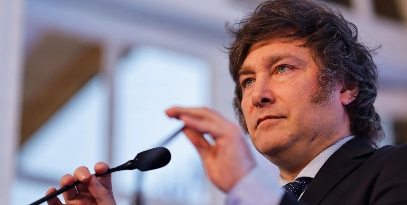 Milei viaja a Bahía Blanca junto a ministros y personal médico tras el temporal que dejó al menos 13 personas muertas