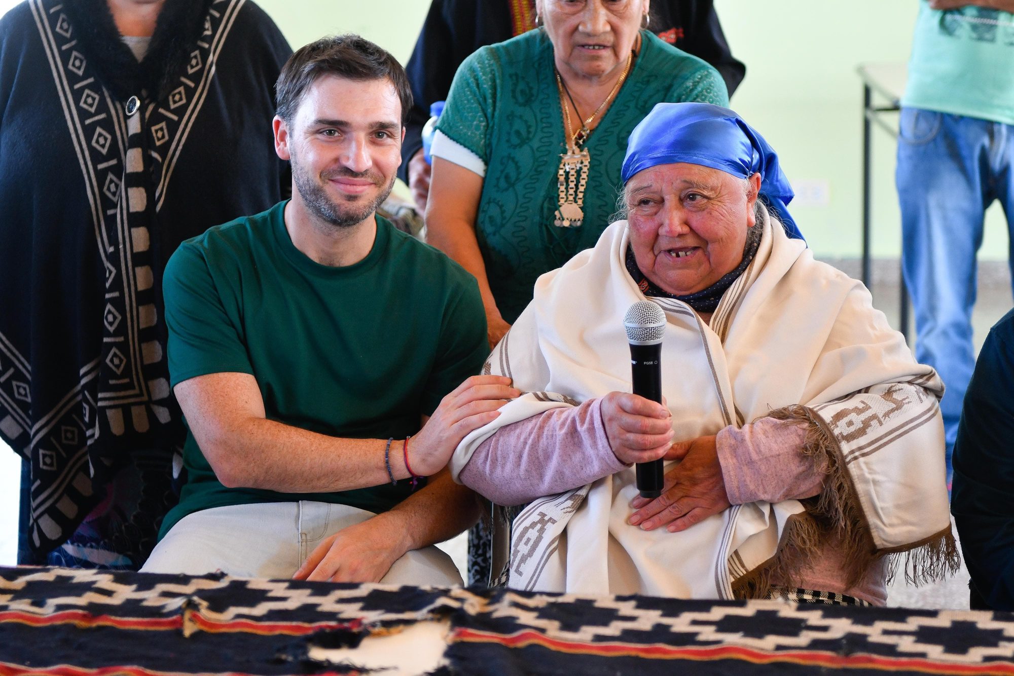 Torres entregó la custodia del poncho de Inacayal a comunidades originarias: “Es un símbolo de la unión y el respeto entre los pueblos”