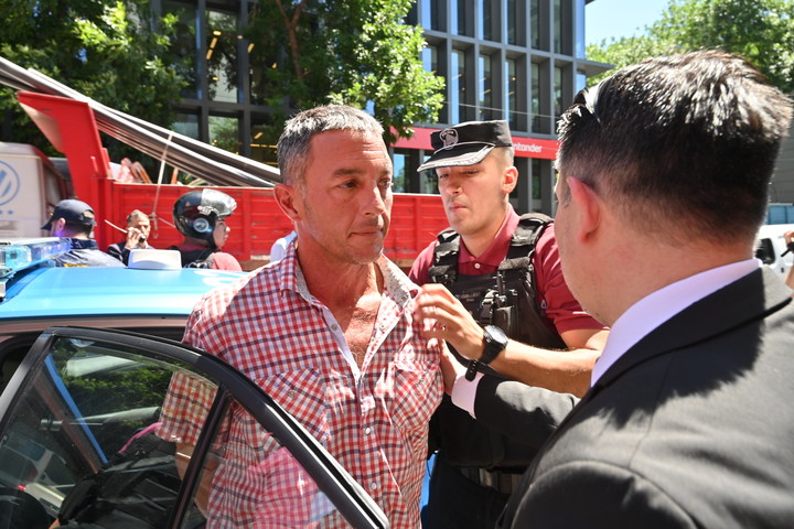 Le dieron prisión preventiva al hombre que arrojó una botella a Milei durante la asunción como presidente