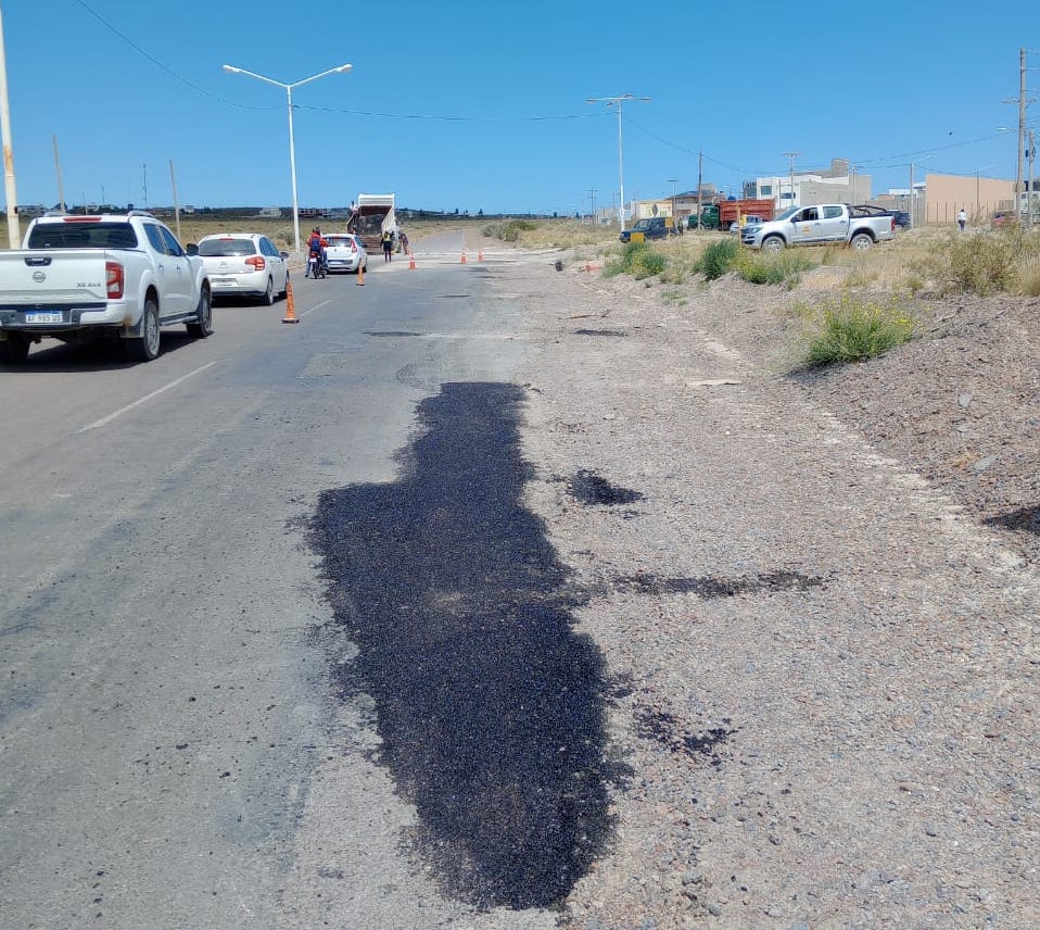 Vialidad Provincial comenzó con trabajos de bacheo en el ingreso al barrio Solanas en Puerto Madryn