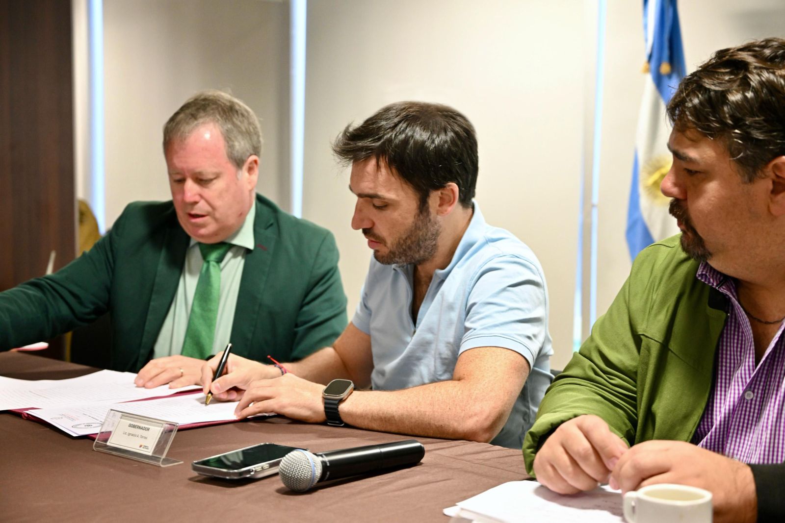 Torres firmó un acuerdo con Río Negro y Neuquén para que las escuelas de Chubut tengan gas en invierno