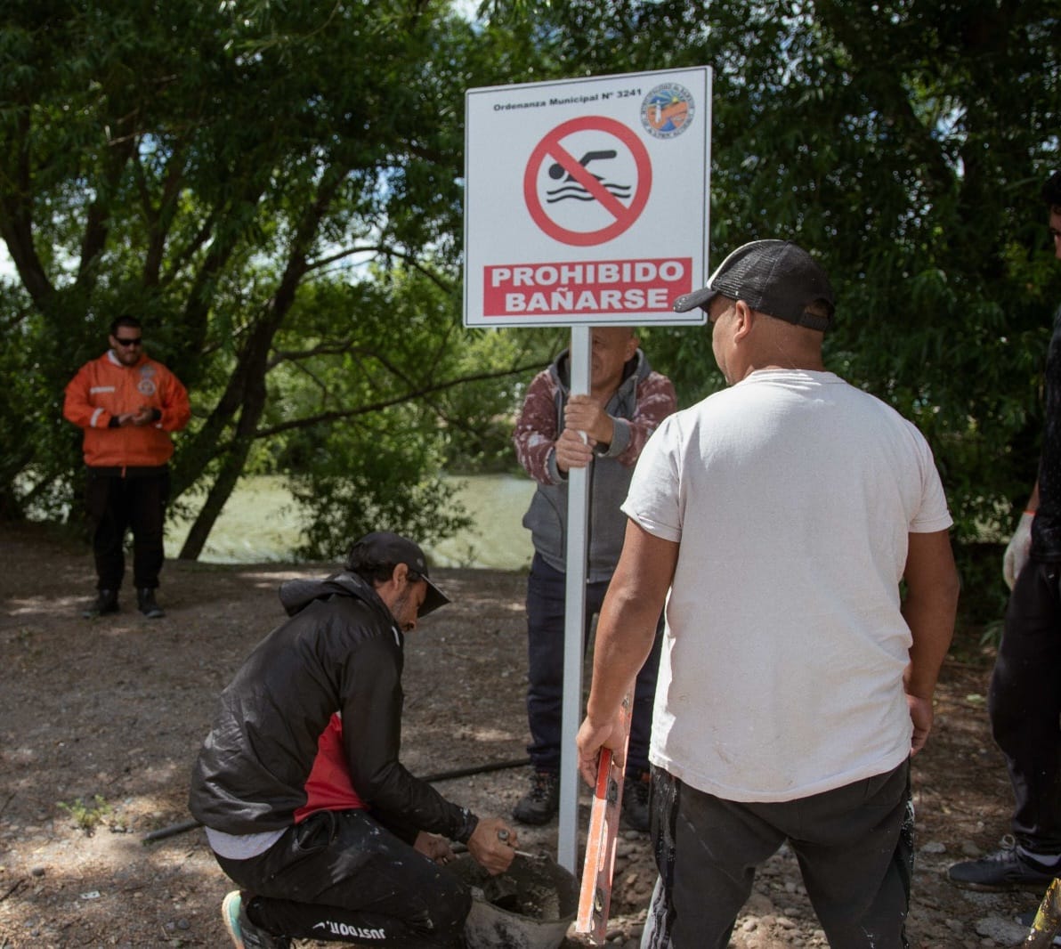 Tras una serie de tragedias, comenzaron a colocar en Rawson cartelería de “prohibido bañarse” en sectores del Río Chubut
