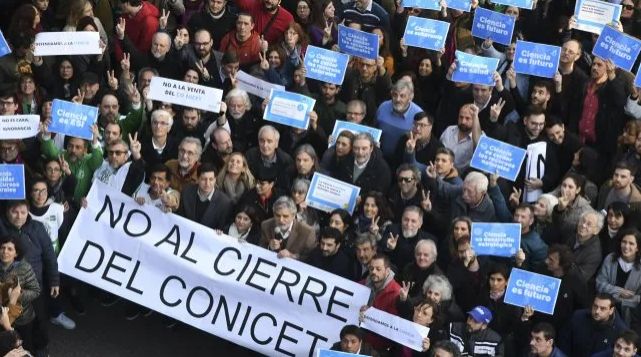 Trabajadores del Conicet convocaron a un “ruidazo” para denunciar “despidos”