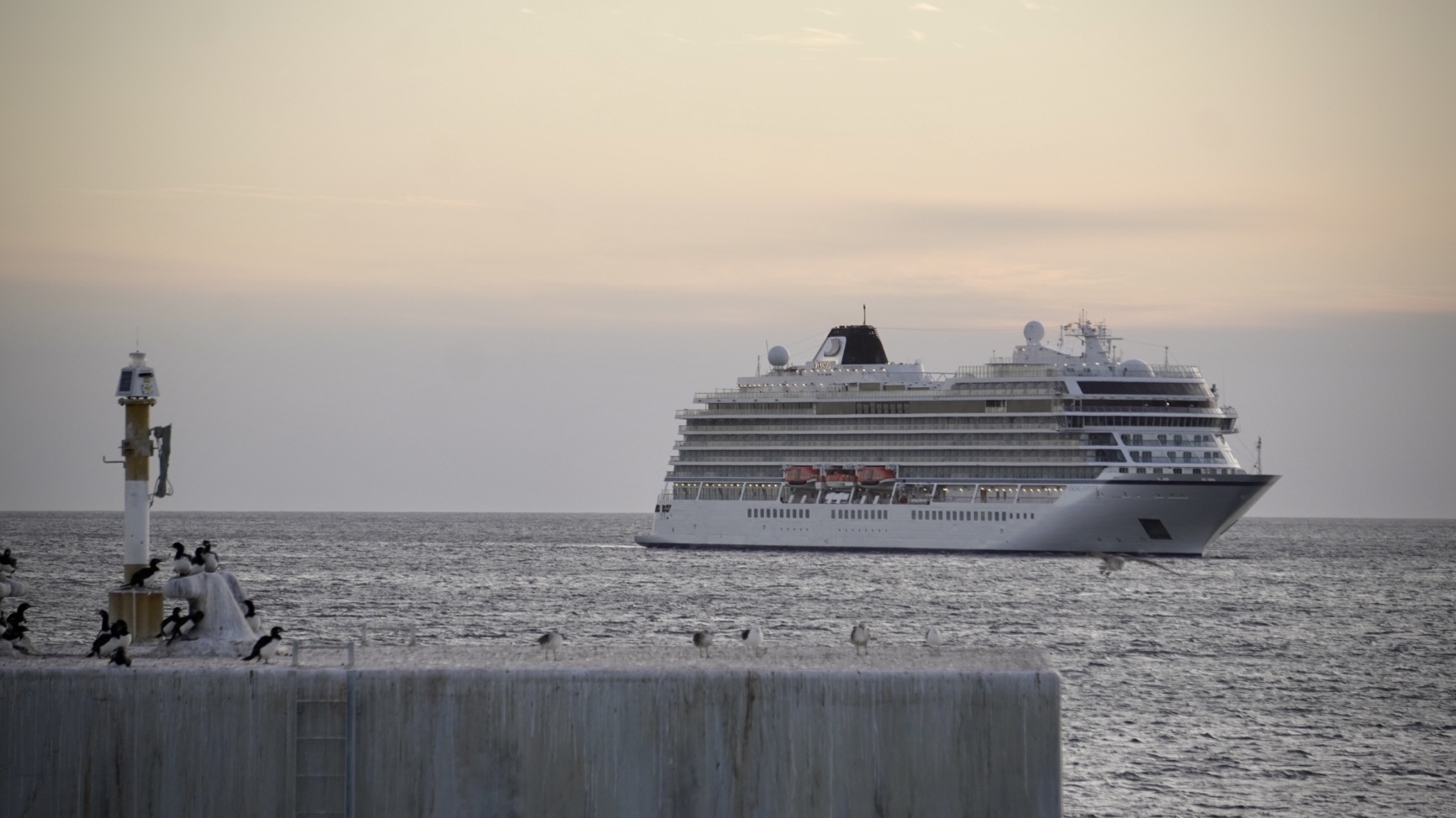 Por los fuertes vientos, el crucero Viking Jupiter canceló su escala en Puerto Madryn
