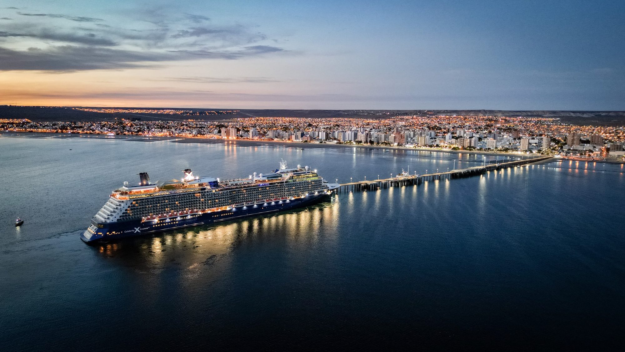 Temporada de Cruceros: El Celebrity Eclipse llegó a Puerto Madryn con unas 4.000 personas a bordo