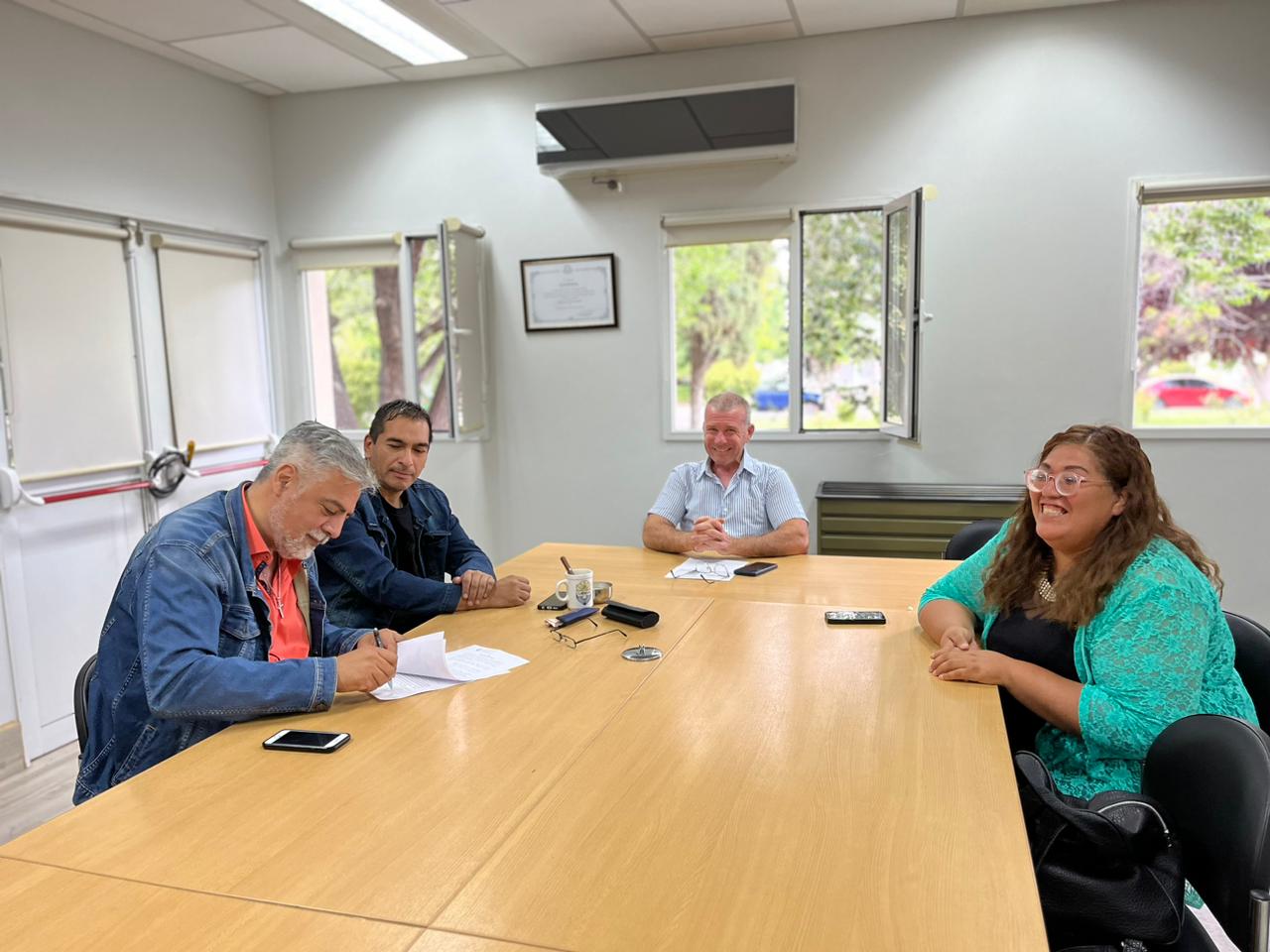 Gaiman: Darío James acordó un aumento del 33,10% para los empleados municipales