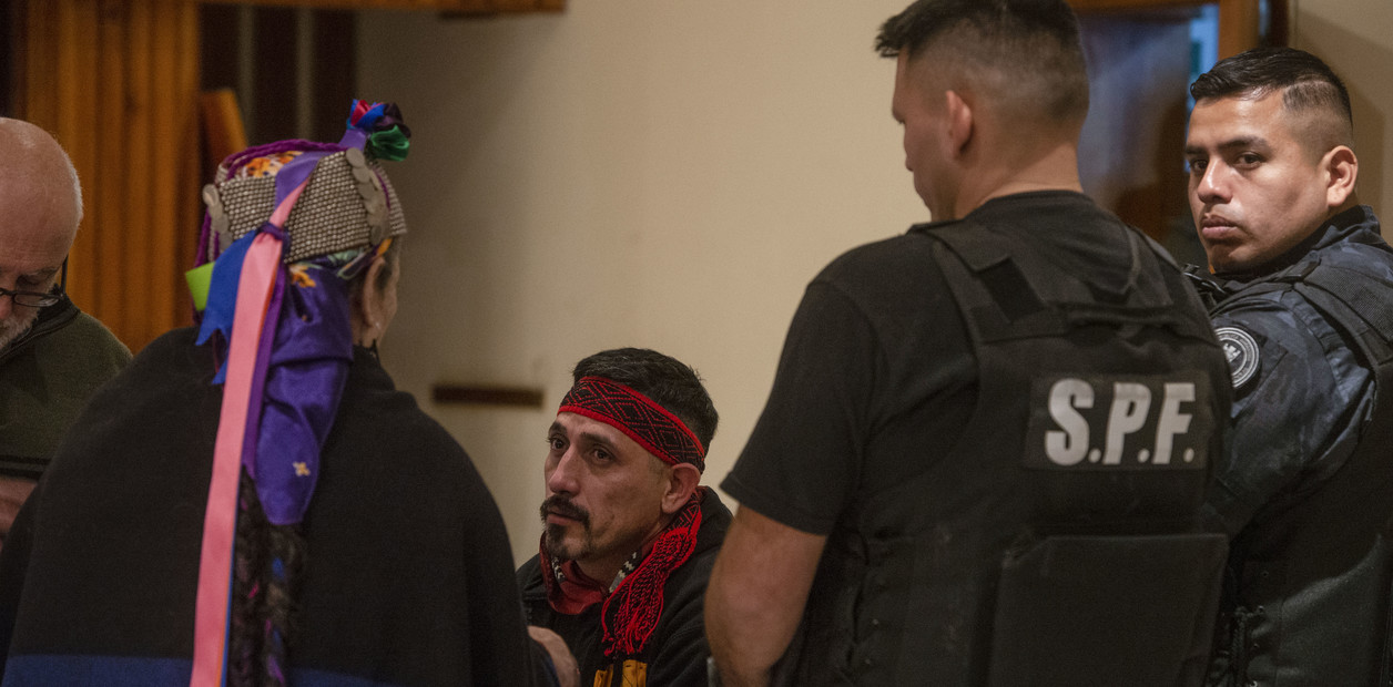 El líder mapuche Jones Huala fue trasladado al aeropuerto de Esquel para ser extraditado a Chile