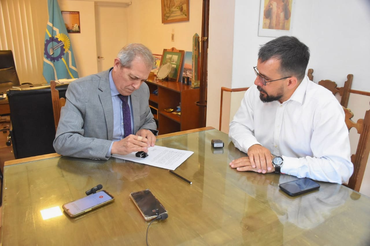 Taccetta firmó un convenio con Punta para el mantenimiento de escuelas en Esquel