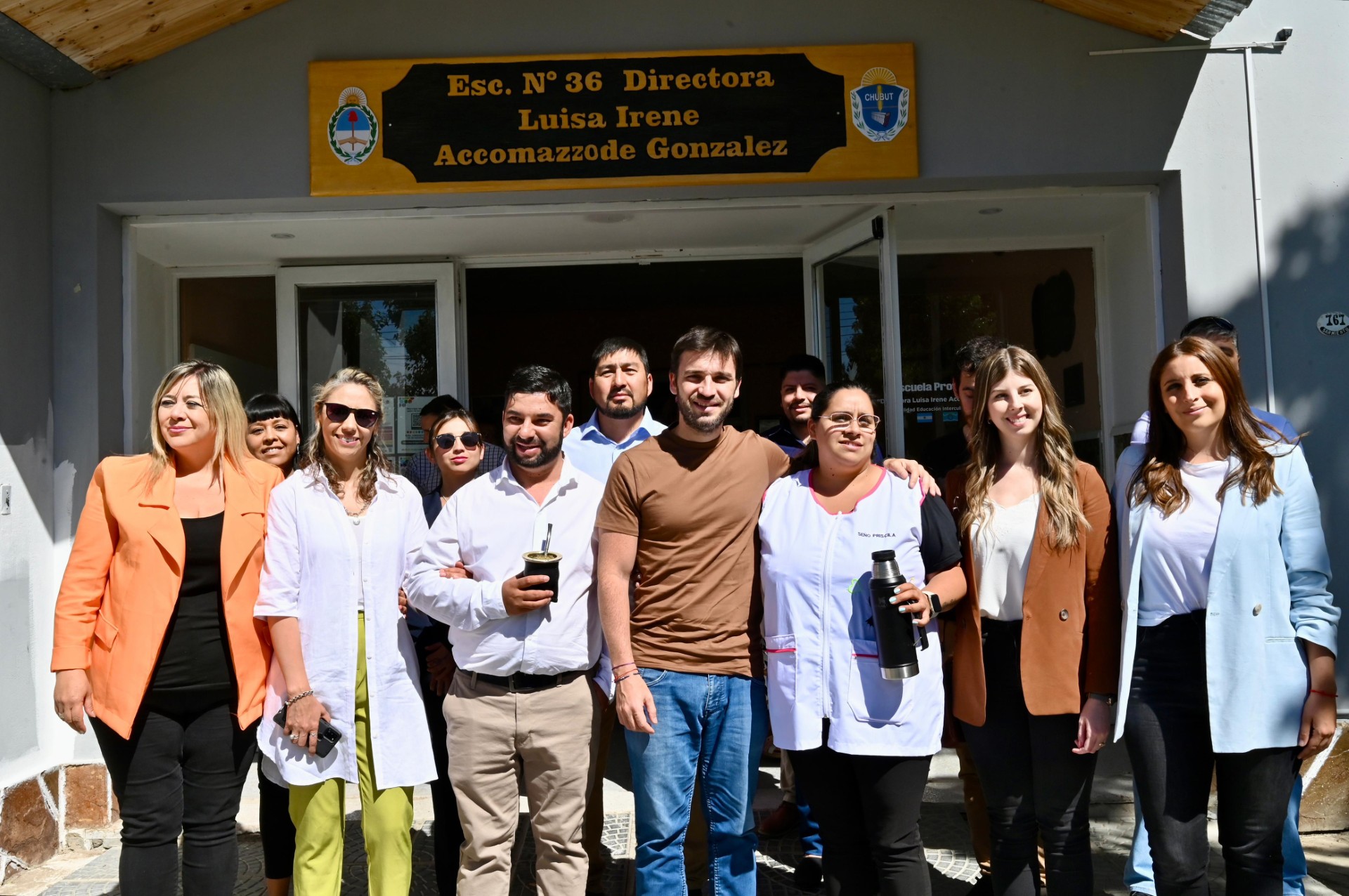 Gran gesto por el futuro de sus hijos: Vecinos de Río Mayo colaboraron en la puesta en valor de la Escuela N°39 para garantizar el inicio de clases