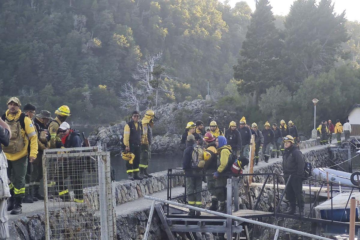 Los brigadistas lograron detener el incendio que consumió más de 650 hectáreas del Nahuel Huapi