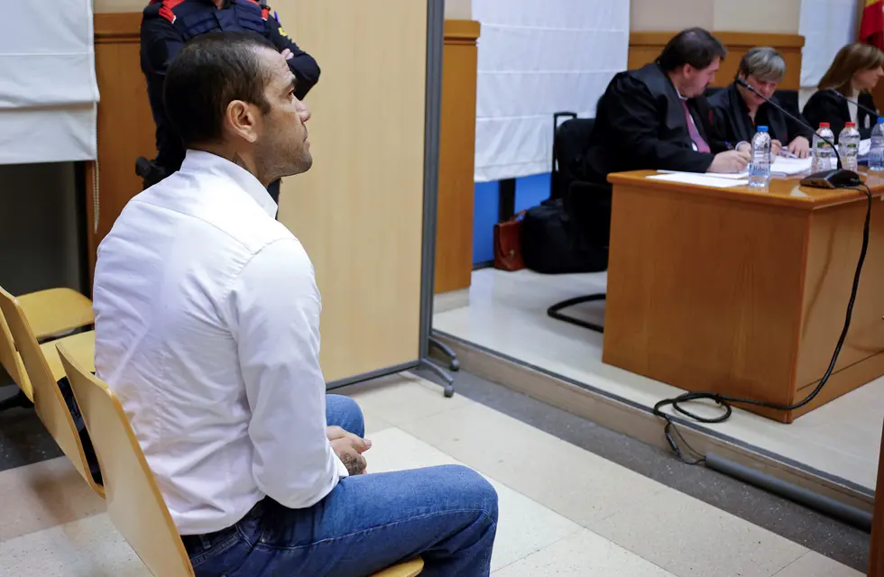 El brasileño Dani Alves fue condenado en España a cuatro años y medio de cárcel por agresión sexual