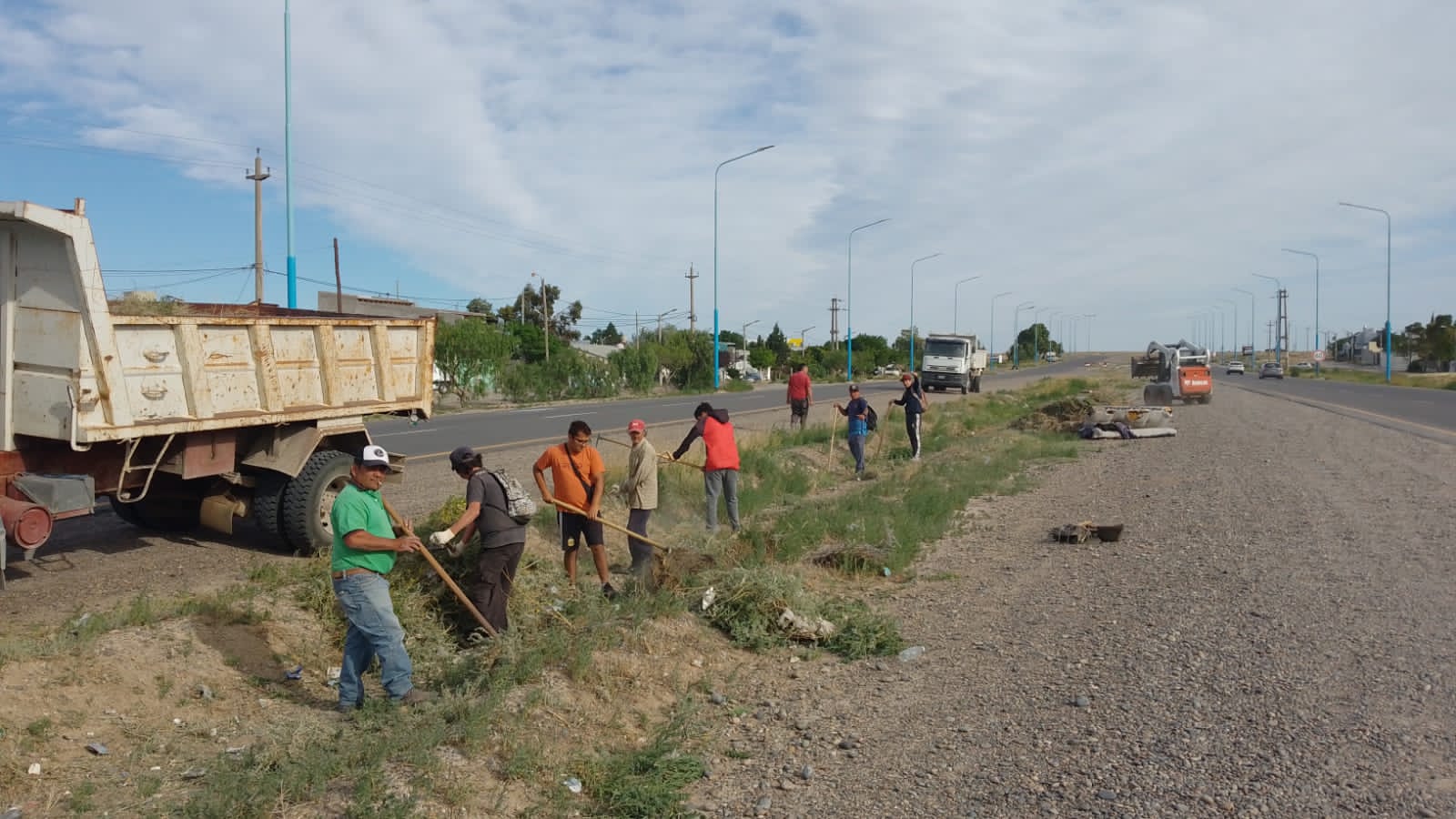 El municipio continúa con el plan intensivo de desmalezamiento, limpieza y retiro de escombros en distintos sectores de Trelew